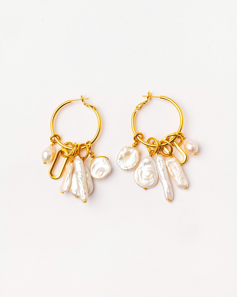 Earrings with pearls