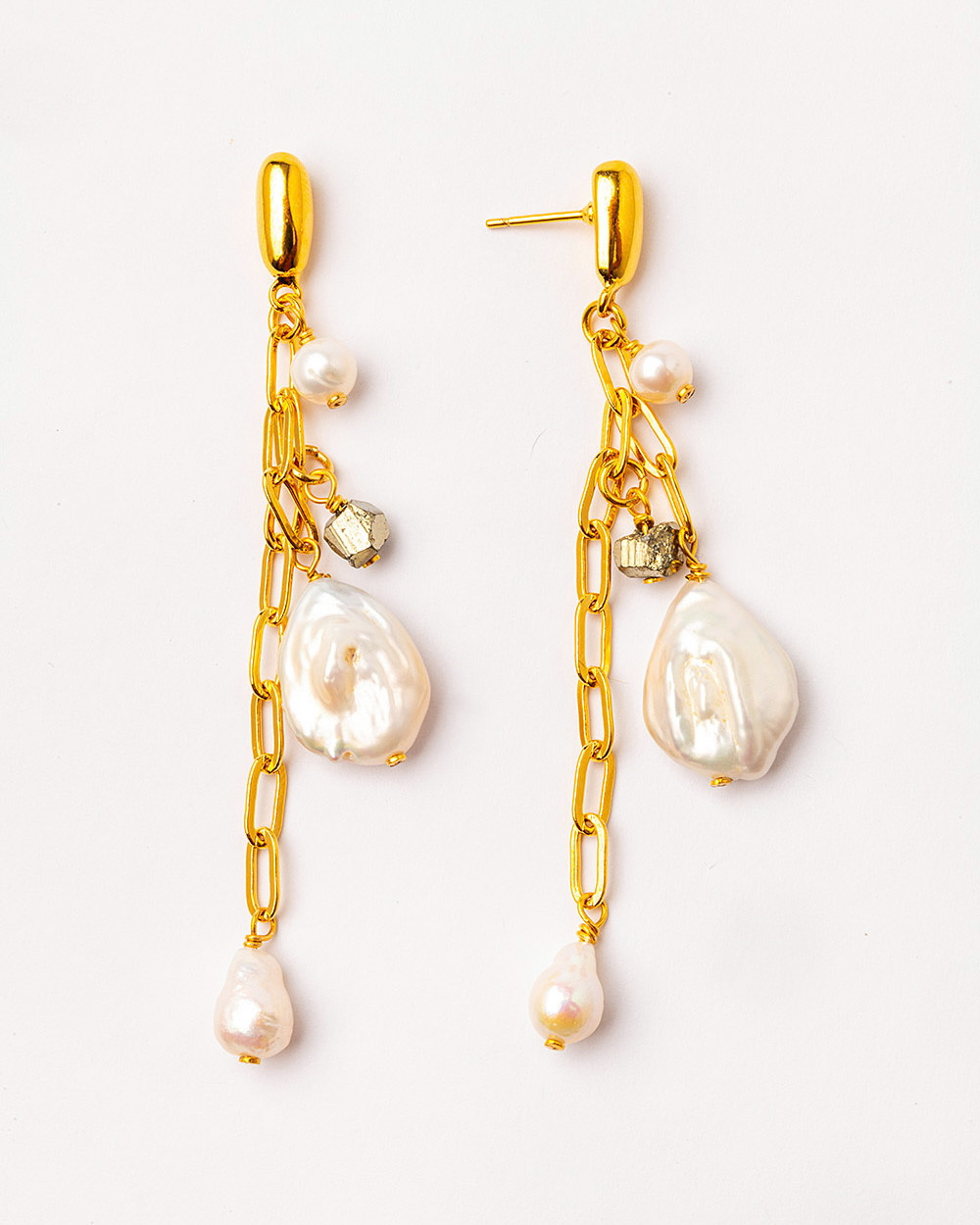 Earrings with pearls